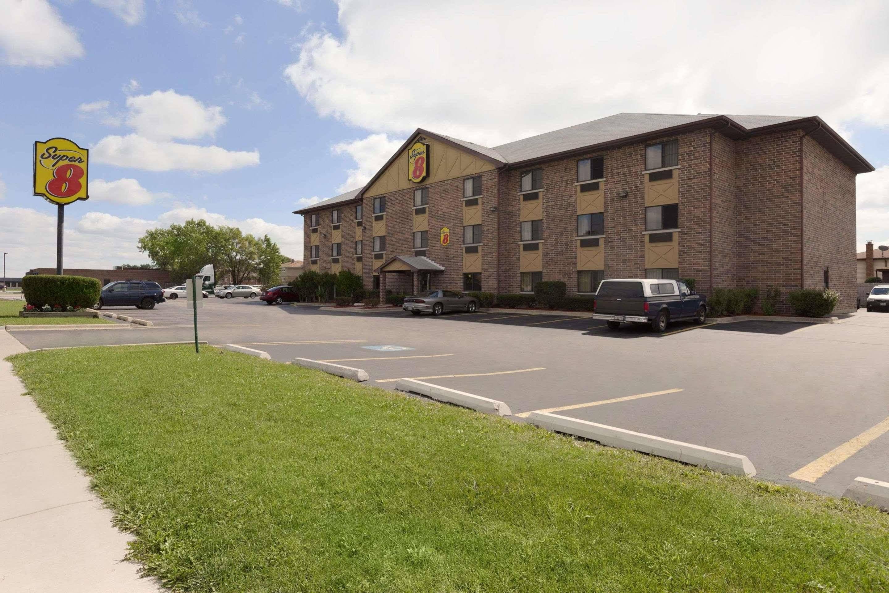 Super 8 By Wyndham Bridgeview/chicago Area Hotel 2*